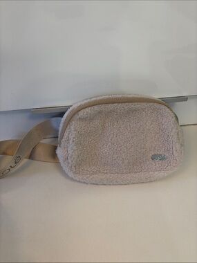 Like New Lolë Sherpa Fanny Pack - Cream